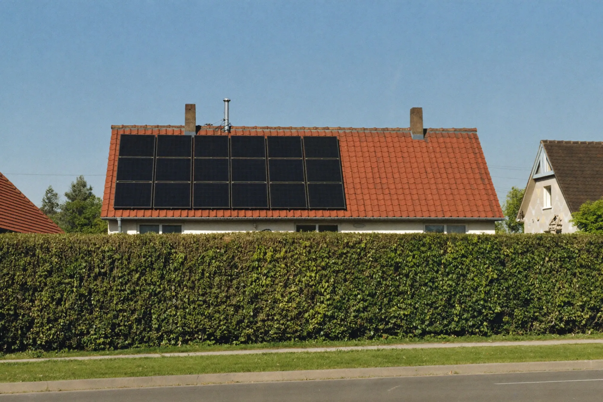 Einfamilienhaus mit Ziegeldach und Photovoltaikanlage.